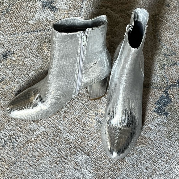Camel Toes Silver Colored Boot in Size 7 - Picture 11 of 12